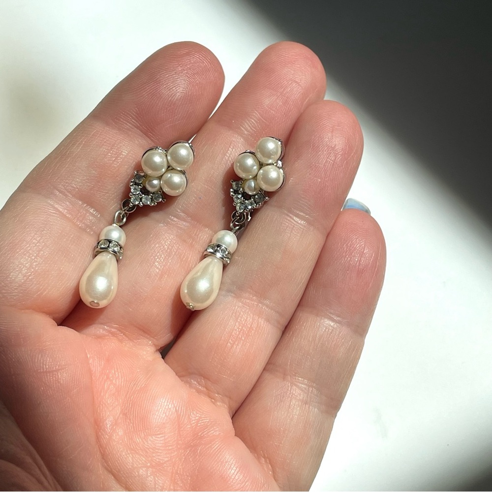 Vintage faux pearl dangle earrings rhinestones silvertone - Picture 1 of 7